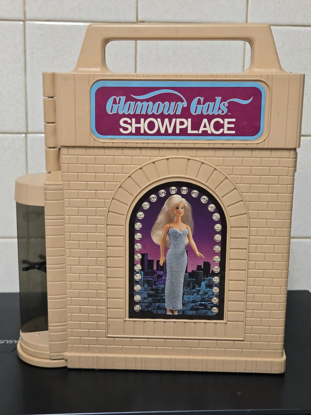 Glamour Gals Showplace Playset By KENNER 1981